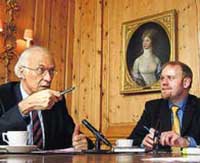 Bernhard Buess und Ludger Wößmann im Gespräch (Foto: Welt am Sonntag)